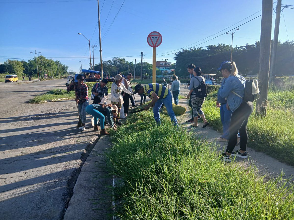 PrimerPCC's tweet photo. Hoy los #Trabajoder Tuneros demostraron una vez más Que #SiSePuede, varios organismos se volcaron a la limpieza de las principales avenidas de la Ciudad de #LasTunas
#PorLasTunasLaVictoria
#SiSePuede https://t.co/xerh9uY7Ck