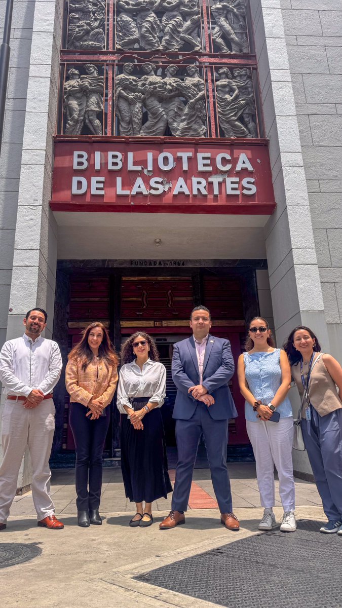 BancoCentral_Ec's tweet photo. 📍 Guayaquil

🏛️ En el marco de la conmemoración de los 206 años de la Independencia de Guayaquil, se desarrolló el conversatorio “Relieve y Relevo: La construcción de la memoria pública”, en la Biblioteca de la @uartesec, con la participación de Gabriela Fabre, artista visual y docente de la Universidad de las Artes, y María Gabriela Cabrera, experta de Difusión Numismática del Banco Central del Ecuador.

📚 El encuentro permitió conocer la historia y construcción de la Columna de los Próceres de 1820, uno de los símbolos de Guayaquil, y reflexionar sobre su significado en la memoria pública de la ciudad.