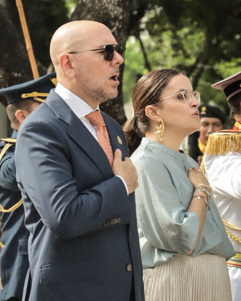 DefensaEc's tweet photo. ⭐️ ¡GUAYAQUIL, HISTORIA, VALOR Y LIBERTAD! 🇪🇨

Por los 206 años de Independencia de Guayaquil, el ministro @GianCarLoffredo  junto a la vicepresidenta @MJPintoEc y el Alto Mando Militar, rindieron homenaje a los próceres del 9 de Octubre, con una ofrenda floral. https://t.co/wxsGLHq88s