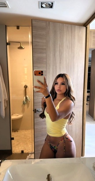 prettykaexz's tweet photo. what do you think of yellow 💛 https://t.co/Ff5kQOMJBx
