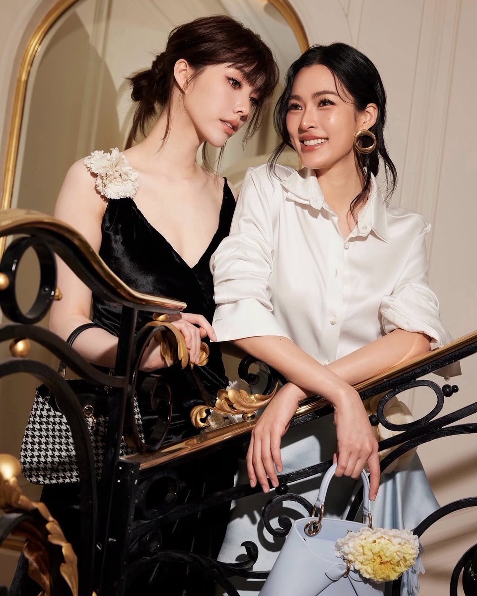 KMayaKwangbae's tweet photo. Lingling Kwong 24.31%
Orm Kornnaphat 22.59%
(LingOrm together hold 46.90%) 👏🏻🥳

#LingOrmDiorSummer27 #LinglingKwong #OrmKornnaphat  #Dior #PFW https://t.co/HAySMyG6KM