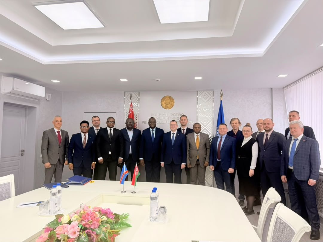 Kalamapaul3's tweet photo. 🇨🇩🤝🇧🇾 TRANSCO–MAZ : UN PARTENARIAT STRATÉGIQUE POUR L’AVENIR DU TRANSPORT EN RDC

En mission en Biélorussie, la délégation de TRANSCO, conduite par son Directeur général, Jérémie KILUBU MATONDO, a franchi une nouvelle étape en procédant à la signature de protocoles de collaboration avec MAZ, constructeur biélorusse de bus et de véhicules utilitaires.
La cérémonie s’est déroulée sous la présidence du Vice-Premier ministre et ministre de l’Industrie, en présence du ministre chargé des Petites Entreprises.

Cette signature marque une avancée dans le développement des relations entre TRANSCO et MAZ, ouvrant des perspectives de coopération industrielle et de recherche de solutions adaptées aux besoins du transport public congolais.
De la coopération aux perspectives d’action, TRANSCO explore de nouvelles opportunités pour accélérer sa modernisation et contribuer au développement d’une mobilité plus performante en RDC.

TRANSCO — L’assurance de voyager autrement.