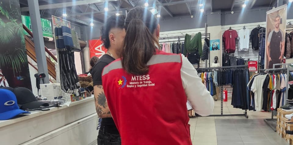 MTESS_PY's tweet photo. #Fiscalización| Ministerio de Trabajo interviene para esclarecer accidente que involucró a un niño en Fernando de la Mora

El Ministerio de Trabajo, a través de la Dirección de Fiscalización y con el acompañamiento técnico de la directora de Protección a la Niñez, Laura Díaz, realizó este viernes 9 de octubre una intervención en Fernando de la Mora para investigar las circunstancias de un accidente que involucró a un niño de 13 años y verificar una posible situación de trabajo infantil.

El procedimiento contó con el acompañamiento del @MINNAParaguay y de la Defensoría Pública de la Niñez y la Adolescencia del @MDP_py de Fernando de la Mora.

Durante la intervención, el equipo fiscalizador verificó el lugar del accidente y realizó entrevistas a vecinos y trabajadores del establecimiento. Según la información recabada, el niño habría subido al techo del tinglado para reparar goteras de su vivienda ante el pronóstico de lluvias y granizo.

Las verificaciones permitieron establecer que las reparaciones estaban vinculadas a la vivienda familiar. Asimismo, durante el procedimiento no se encontraron elementos que permitieran constatar una relación de dependencia laboral entre el padre del niño y el establecimiento fiscalizado.