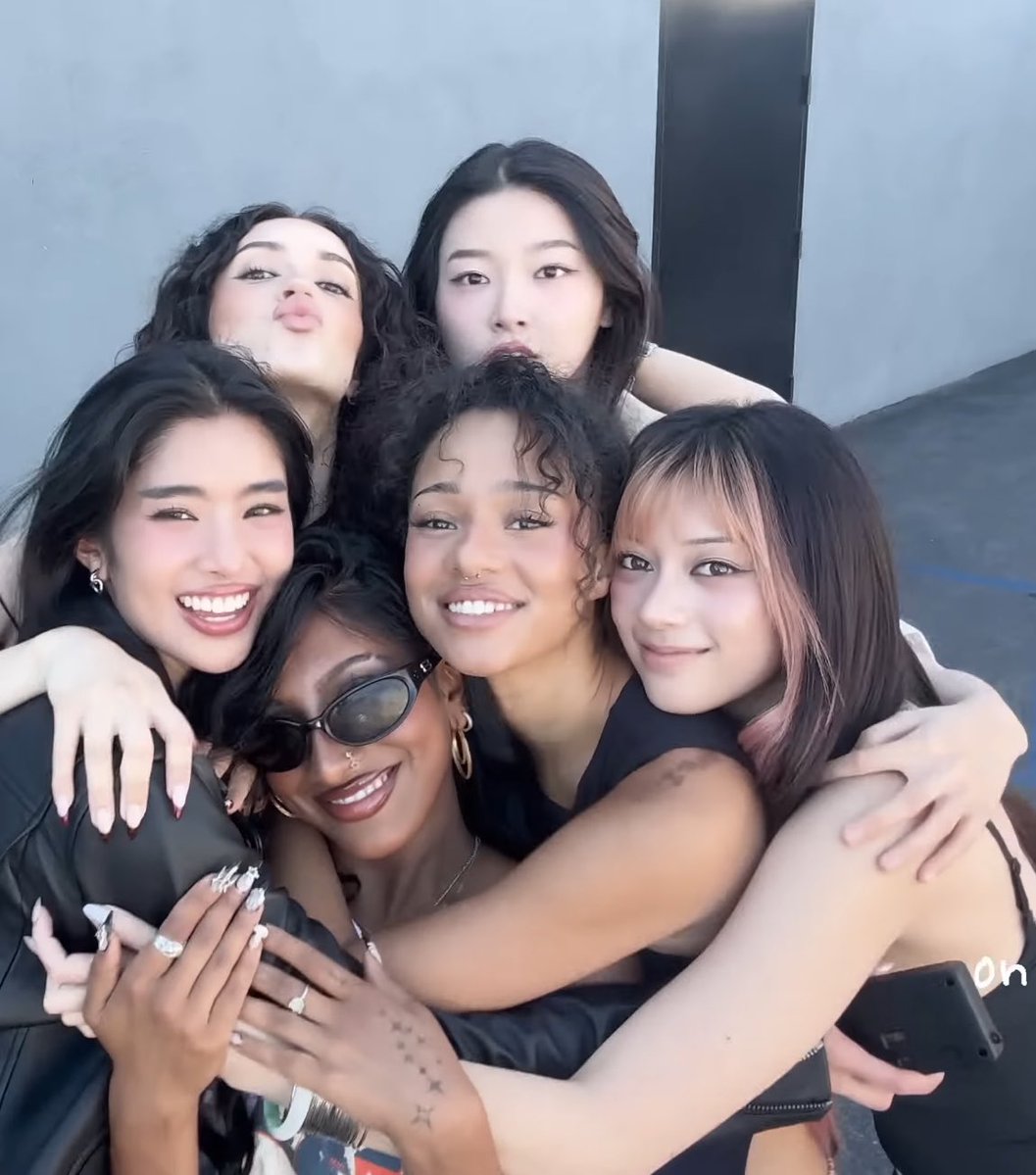 yoonzaner's tweet photo. No group hug will ever hit like an OT6 group hug https://t.co/RpgtXE78Gf
