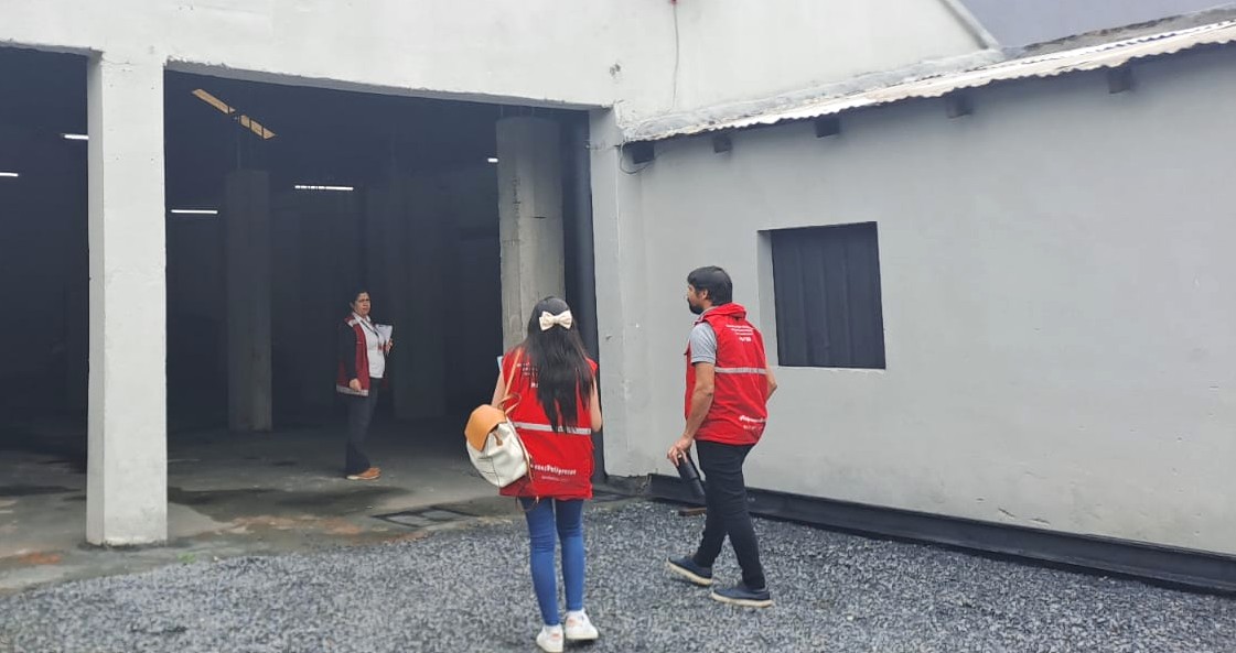 MTESS_PY's tweet photo. #Fiscalización| Ministerio de Trabajo interviene para esclarecer accidente que involucró a un niño en Fernando de la Mora

El Ministerio de Trabajo, a través de la Dirección de Fiscalización y con el acompañamiento técnico de la directora de Protección a la Niñez, Laura Díaz, realizó este viernes 9 de octubre una intervención en Fernando de la Mora para investigar las circunstancias de un accidente que involucró a un niño de 13 años y verificar una posible situación de trabajo infantil.

El procedimiento contó con el acompañamiento del @MINNAParaguay y de la Defensoría Pública de la Niñez y la Adolescencia del @MDP_py de Fernando de la Mora.

Durante la intervención, el equipo fiscalizador verificó el lugar del accidente y realizó entrevistas a vecinos y trabajadores del establecimiento. Según la información recabada, el niño habría subido al techo del tinglado para reparar goteras de su vivienda ante el pronóstico de lluvias y granizo.

Las verificaciones permitieron establecer que las reparaciones estaban vinculadas a la vivienda familiar. Asimismo, durante el procedimiento no se encontraron elementos que permitieran constatar una relación de dependencia laboral entre el padre del niño y el establecimiento fiscalizado.