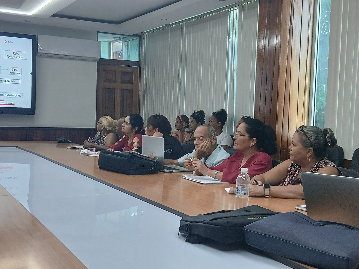 YelenysLasTunas's tweet photo. #PorLasTunasLaVictoria 
Participamos en un importante encuentro de trabajo con el Ministro de Trabajo y Seguridad Social encaminado a implementar las Transformaciones Económicas y Sociales. https://t.co/3I20FgxWDX