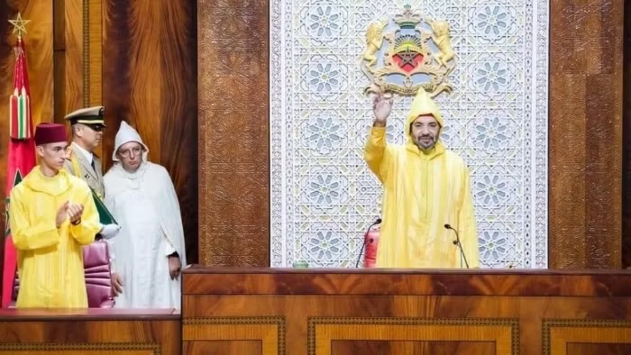 herqles_es's tweet photo. 🇲🇦🇪🇸 | Mohamed VI da por agotada la alianza migratoria y exige repatriar a los menores.

El monarca alauí ha endurecido drásticamente su discurso frente al Gobierno de Sánchez, advirtiendo de que el modelo actual de contención fronteriza no da más de sí. En un claro mensaje de tensión diplomática, la corona marroquí ha sentenciado que no tolerará presiones externas ni cederá ante lo que califica de coacciones para gestionar los flujos migratorios.

Como punto central de este pulso, Marruecos ha puesto sobre la mesa la exigencia innegociable de retornar a los menores extranjeros no acompañados (menas) que se encuentran asentados en España. Rabat asegura estar preparado para reabsorber a estos jóvenes de forma inmediata, trasladando la responsabilidad del bloqueo de las devoluciones al entramado burocrático y a la legislación española.