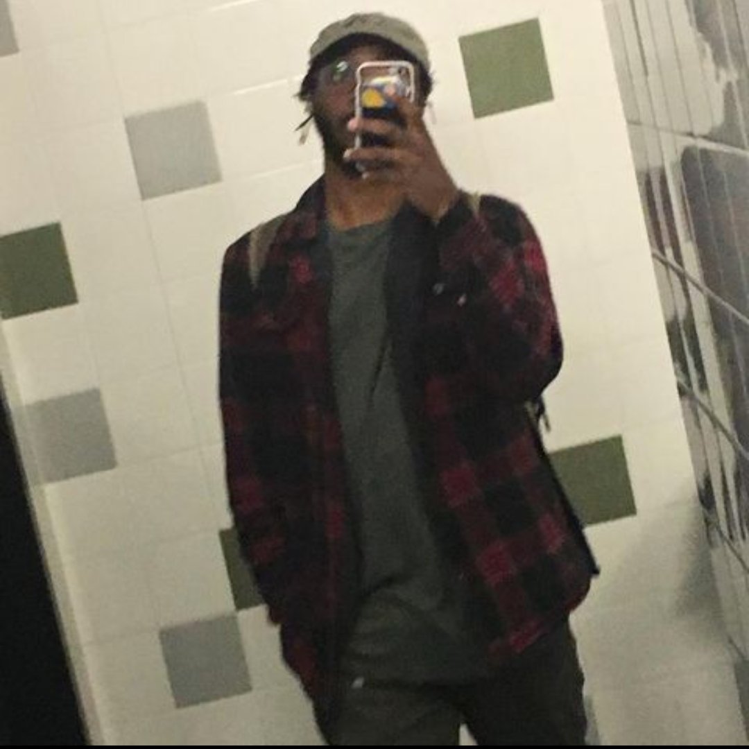 Lishkhad's tweet photo. @toepegmafia I think this is the photo idk he used to wear the same clothes in those years https://t.co/Ry2g3PWKSv