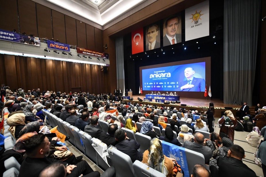 jsarieroglu's tweet photo. Bu sevdanın adı ANKARA! 🇹🇷

Ankara İl Danışma Meclisi Toplantımızı, teşkilatımızın güçlü katılımı, heyecanı ve birlik beraberlik ruhuyla büyük bir coşku içerisinde gerçekleştirdik.

Teşkilatımızın her kademesinden yol arkadaşlarımızla bir araya geldiğimiz bu anlamlı buluşmada, Ankara’mıza hizmet etme azmimizi, heyecanımızı ve kararlılığımızı bir kez daha ortaya koyduk.

Birlik ve beraberliğimizden aldığımız güçle, Ankara’mızın her köşesinde aynı inanç, azim ve sorumluluk bilinciyle çalışmaya devam ediyoruz.

Bu güzel buluşmaya katkı sunan, emeğiyle, gayretiyle ve gönülden bağlılığıyla teşkilatımıza güç katan tüm yol arkadaşlarımıza yürekten teşekkür ediyorum.

Birliğimiz, beraberliğimiz ve Ankara sevdamız daim olsun! 🇹🇷

@AkpartiAnkara