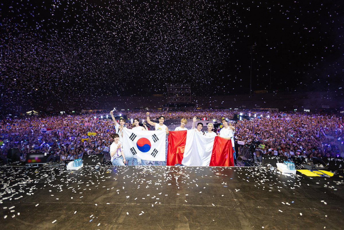 infosjperu's tweet photo. Cuando Donghae de Super Junior dijo que eramos su orgullo (y puso la foto y el video del concierto en Perú🇵🇪 del 2023) 

*ando recordando gente esos momentos porque no venian desde el 2018 y pensaron ya no tenian fans 🤧 https://t.co/yZuxbIc9gb