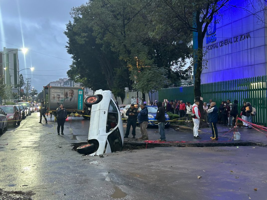 CarlosVZenteno's tweet photo. Mientras la improvisada alcaldesa @AlessandraRdlv recibía su constancia como candidata del PAN, se le olvidó atender una responsabilidad mucho más importante: gobernar.

Aunque, pensándolo bien, la escena representa perfectamente su administración: improvisada, ausente y hundida en el hoyo del fracaso.