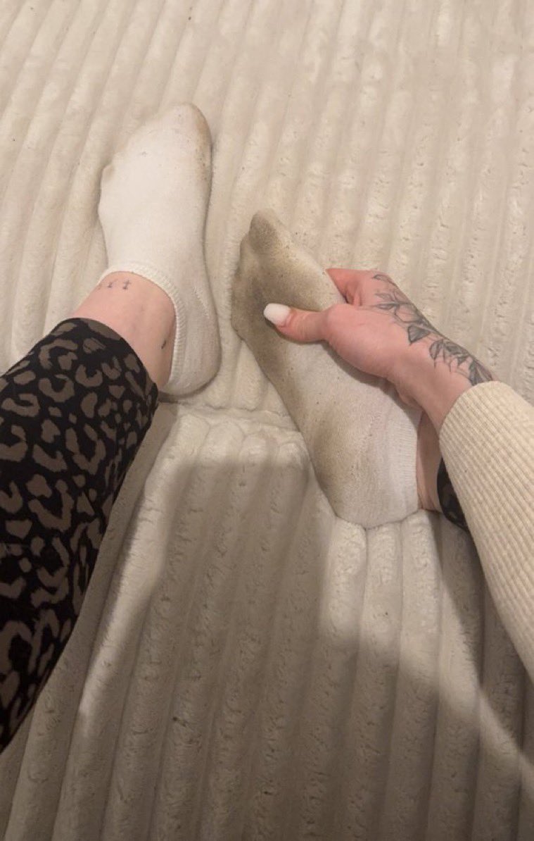 Goddess_sm_'s tweet photo. Mes petites chiennes aujourd’hui et aujourd’hui seulement je fait les sessions réels à moitié prix part contre on fait du contenue filmé avec cagoule ! 🐶🎥

Les cam restes à 25€🦶🏼
Les vidéos séances réels le pack de 100€ vidéos à 50€ 🫦
Et vos demande en privé 🐖 https://t.co/7BFztUKeiZ
