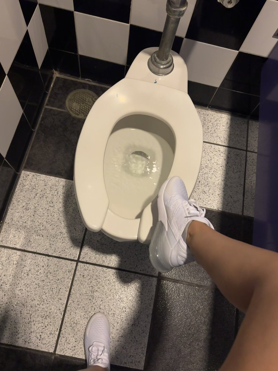 herrinlisa_2's tweet photo. Wer möchte, dass ihm der Kopf in den Schoß gestoßen wird?🤣 https://t.co/3S7joPeWEf