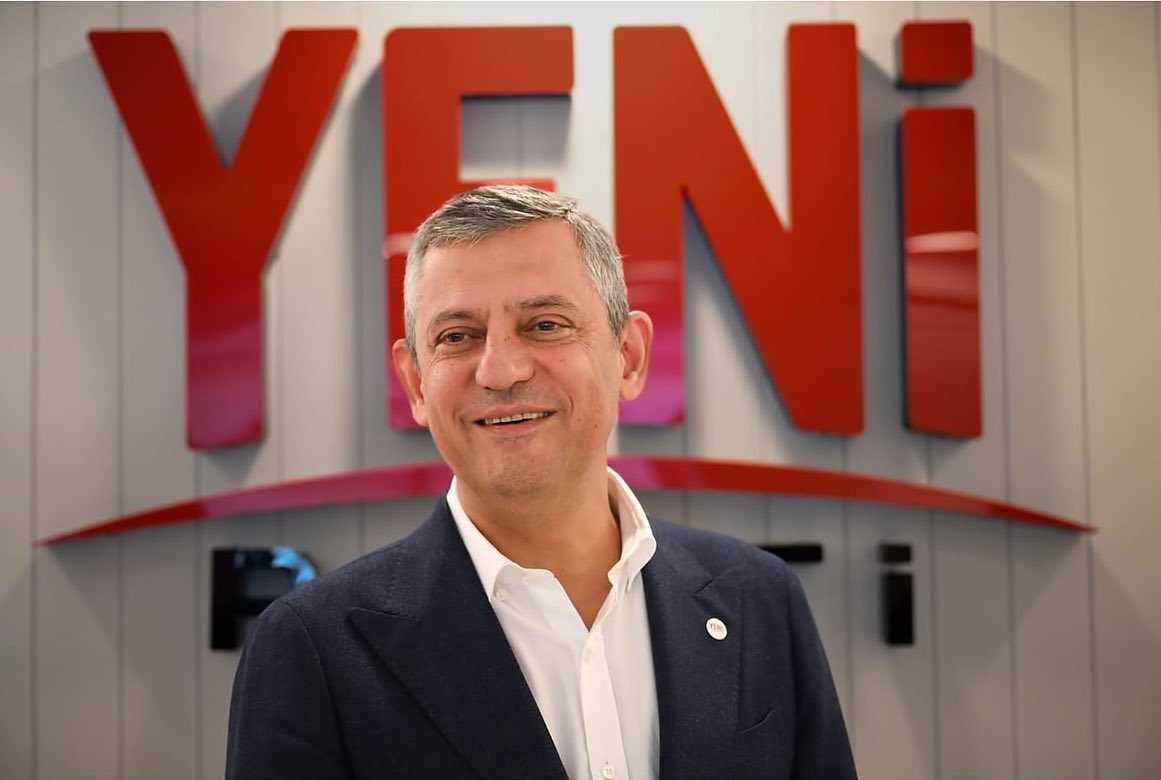 vercettioglu's tweet photo. Oğlum biz Özgür Özel’i eleştirebildiğimiz, yanına gidip konuşabildiğimiz ve ondan korkmadığımız için destekliyoruz.

Konu abuk sabuk yerlere çekilmeye başlanmış. Diktatör sevenler için seçenekler mevcut bu ülkede. https://t.co/q4hIDtKV2g