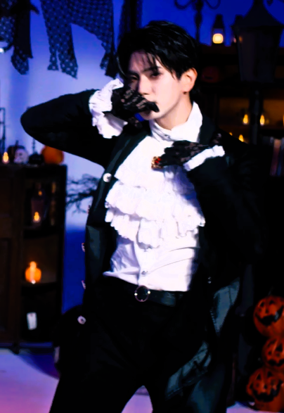 Sinsnse's tweet photo. Mrs.VAMP
正門くん①
3枚目は「また今夜。」の最後。
4枚目がKiss meポーズ。 https://t.co/VyvG1scHWM