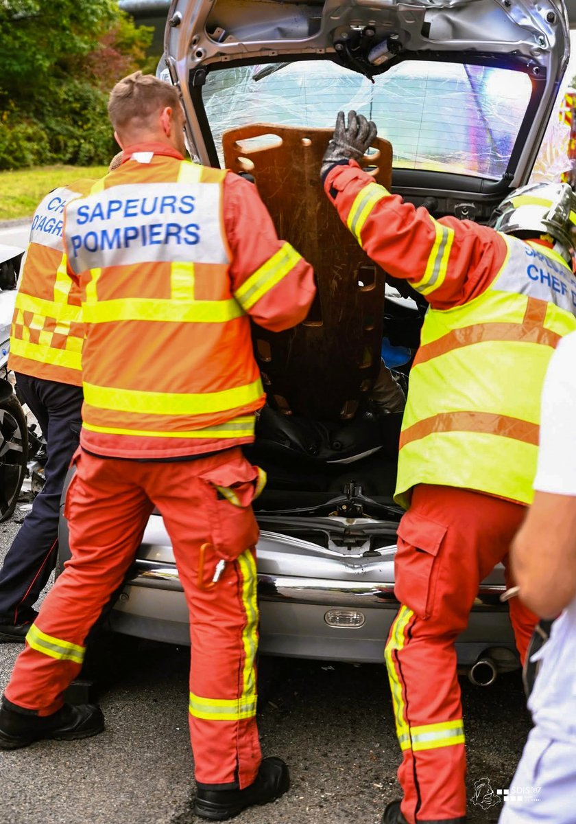 Sdis_87's tweet photo. L'habitacle de la voiture a dû être reformé à l'aide de vérins hydrauliques. La décision a été prise de sortir la victime par l'arrière aprés concertation avec le médecin du SAMU👨‍⚕️.
📸 S.Lariviere https://t.co/qxT0ePi1EB