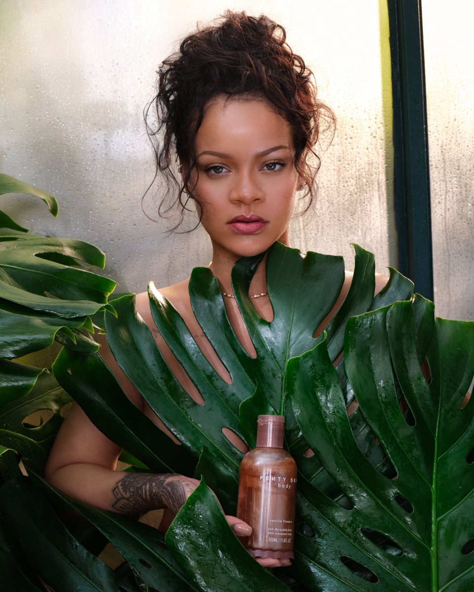 Galerie_Rihanna's tweet photo. rihanna for fenty skin body (hq) https://t.co/rMHXx0GQHm