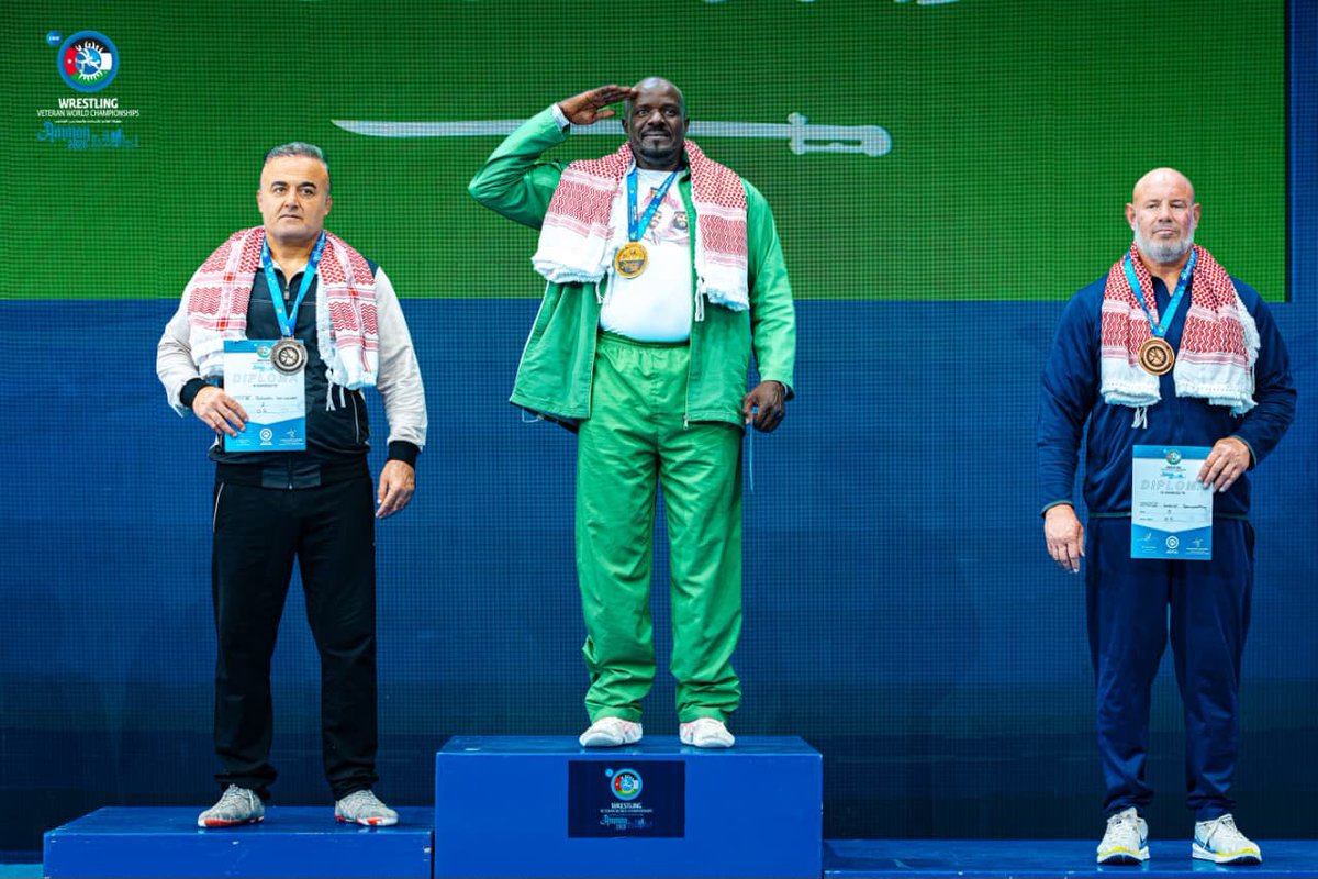 Riy_Local's tweet photo. البطل السعودي نبيل هوساوي يتوج بذهبية العالم للمصارعة الرومانية للأساتذة بعد فوزه على الإيراني كريم زاده في المباراة النهائية 🥇🇸🇦

https://t.co/zG59wOy63b https://t.co/yFh9VZcZEw