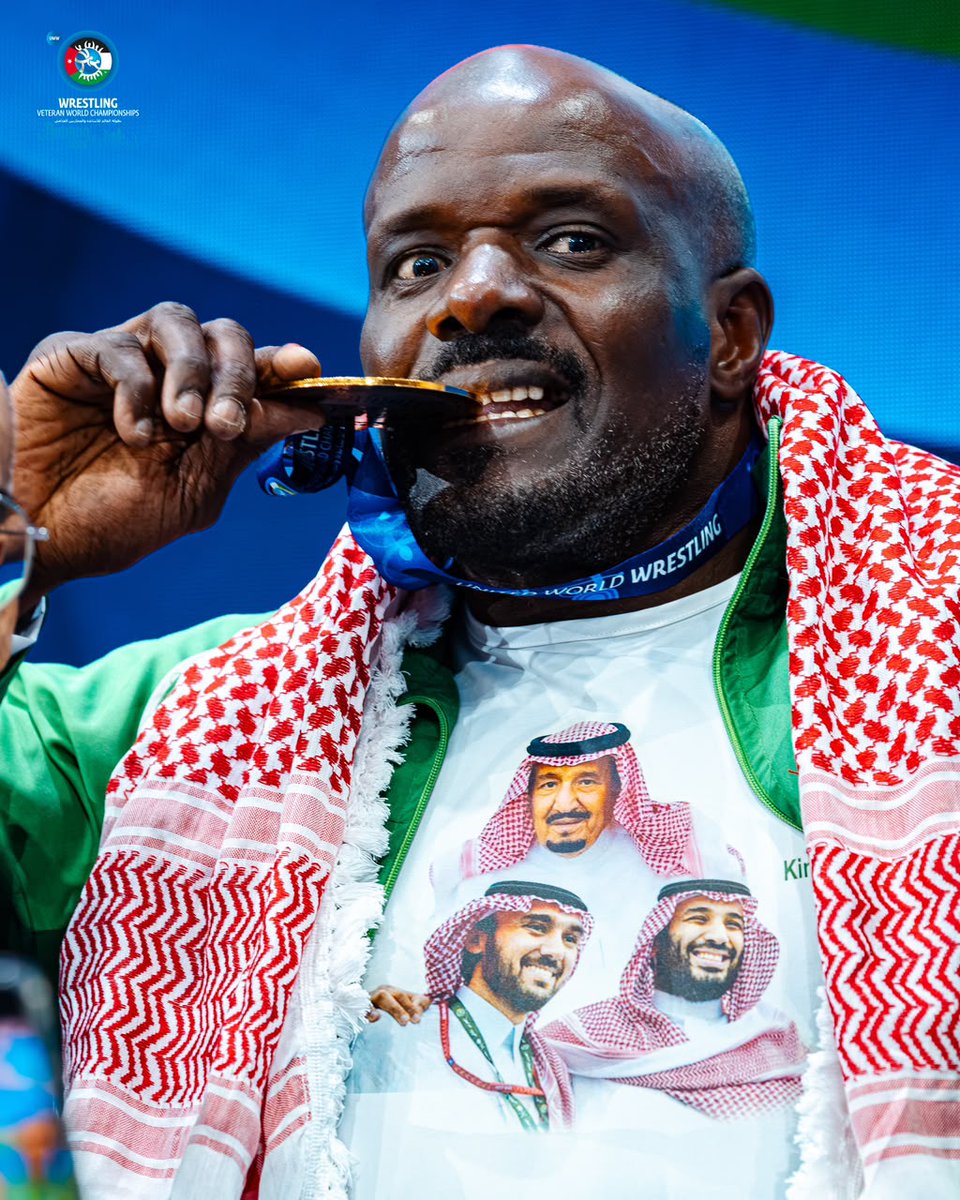 Riy_Local's tweet photo. البطل السعودي نبيل هوساوي يتوج بذهبية العالم للمصارعة الرومانية للأساتذة بعد فوزه على الإيراني كريم زاده في المباراة النهائية 🥇🇸🇦

https://t.co/zG59wOy63b https://t.co/yFh9VZcZEw