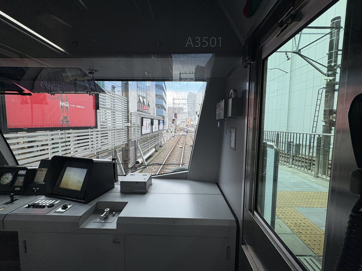 KT85205597's tweet photo. 旅の最後は、静岡で乗鉄。
静岡鉄道に乗ります。
まずは新静岡から終点新清水まで。
JRとほぼ同じところを走っていきます。
綺麗な駅に綺麗な車両。儲かってるのかと思ったら赤字だそうです。でも会社自体は他の事業で黒字だとか。
駅間が短くて走り出したと思ったらすぐ止まります。
#静岡鉄道 https://t.co/jAaWEea7sX