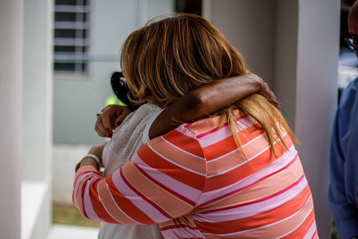 Jenniffer's tweet photo. En #Bayamón, entregué a doña Rosa Machuca García su vivienda reconstruida con una inversión de más de $424,000 en fondos CDBG-MIT. Esta inversión incluyó la reconstrucción de su hogar de dos habitaciones, muros de contención, sistema sanitario, paneles solares con batería y una cisterna de 500 galones.

En la Semana de la Vivienda y del Residencial Público, seguimos cumpliendo con nuestra gente y brindándole un lugar seguro para vivir.