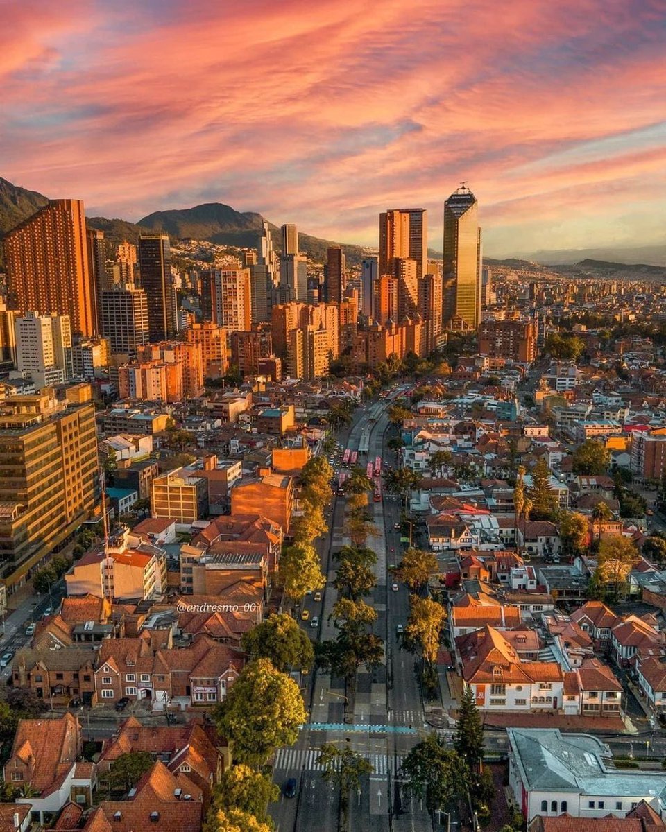 justsuckitall's tweet photo. @Gaboarandx @Yohangelstar @kithvmk Bogotá centro, en efecto caracas se quedó en los 80s jajaja https://t.co/EJUhjNB5so