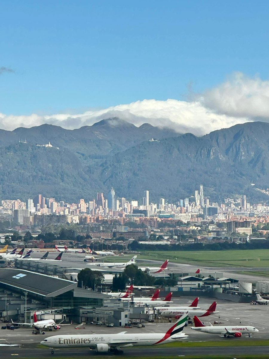 justsuckitall's tweet photo. @Gaboarandx @Yohangelstar @kithvmk Bogotá centro, en efecto caracas se quedó en los 80s jajaja https://t.co/EJUhjNB5so