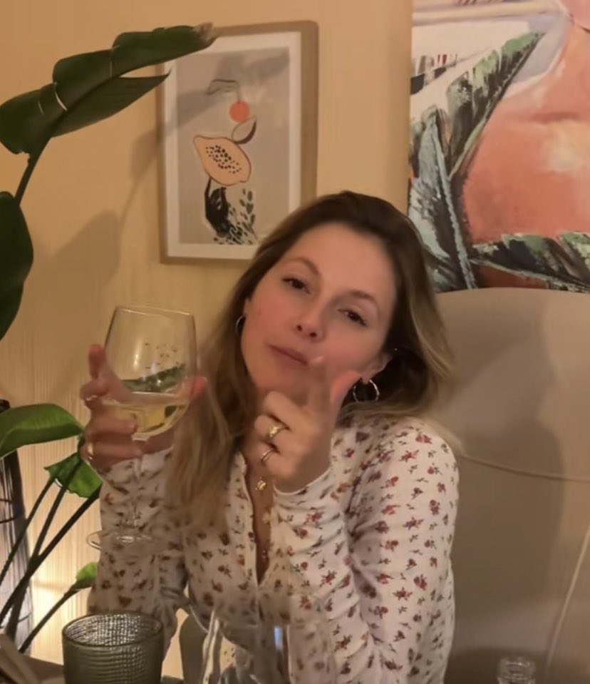 florinamour's tweet photo. meu sonho é ela me engravidar 3 vezes, me abandonar sozinha e se recusar a pagar pensão pros nossos filhos e eu ir na casa dela fazer barraco, quebrar tudo e ela me puxar pelo braço, me levar pra um canto e me engravidar pela quarta vez https://t.co/9fxDto1Ntn