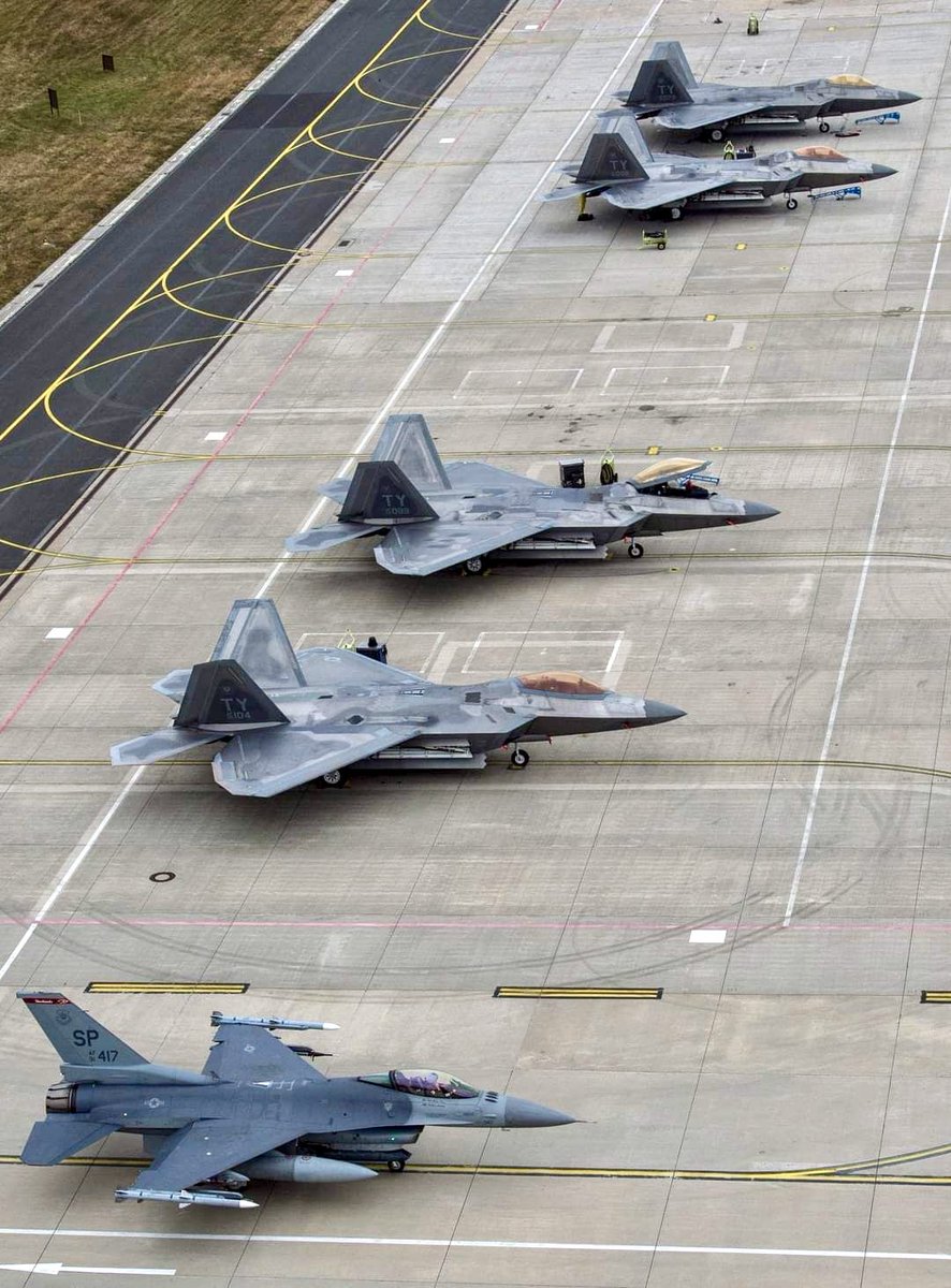 PlatypusX9's tweet photo. F-22 Raptors x F-16! https://t.co/UTDgauH8NP
