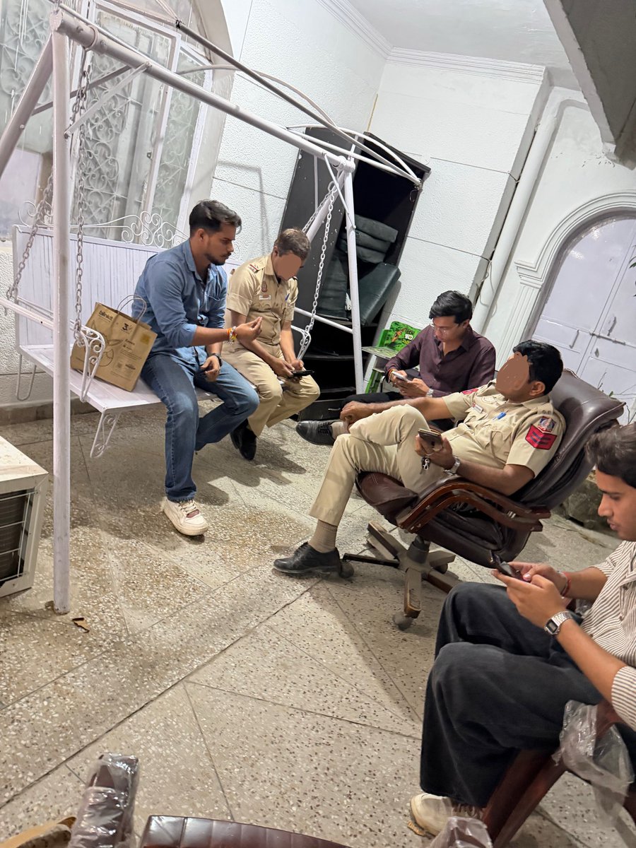 yss_group's tweet photo. YSS को जंतर-मंतर जाने से रोकने के लिए दिल्ली पुलिस हमारे कार्यालय पहुँची। संगठन के सदस्यों को घर से बाहर न निकलने के सख्त निर्देश दिए गए और मोबाइल फोन की जाँच की गई। साथ ही, सदस्यों की गतिविधियों एवं उनके घरों पर भी निगरानी रखी जा रही है। प्रशासन का सख्त प्रयास है कि YSS का एक भी टीम सदस्य कल जंतर-मंतर न पहुँच सके।

हमारा स्पष्ट मत है कि विरोध के नाम पर दिल्ली की शांति भंग करना और राष्ट्रहित की अनदेखी करना स्वीकार्य नहीं है। YSS राष्ट्रहित, राष्ट्रीय सम्मान और दिल्ली की शांति के लिए कानून एवं संविधान के दायरे में अपना संघर्ष जारी रखेगा।