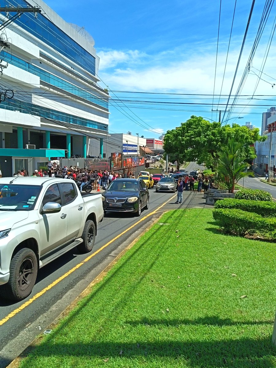 TReporta's tweet photo. Evacúan varios edificios en la avenida 12 de Octubre, en la ciudad de Panamá, tras un fuerte sismo. https://t.co/CZBvtwyH9H