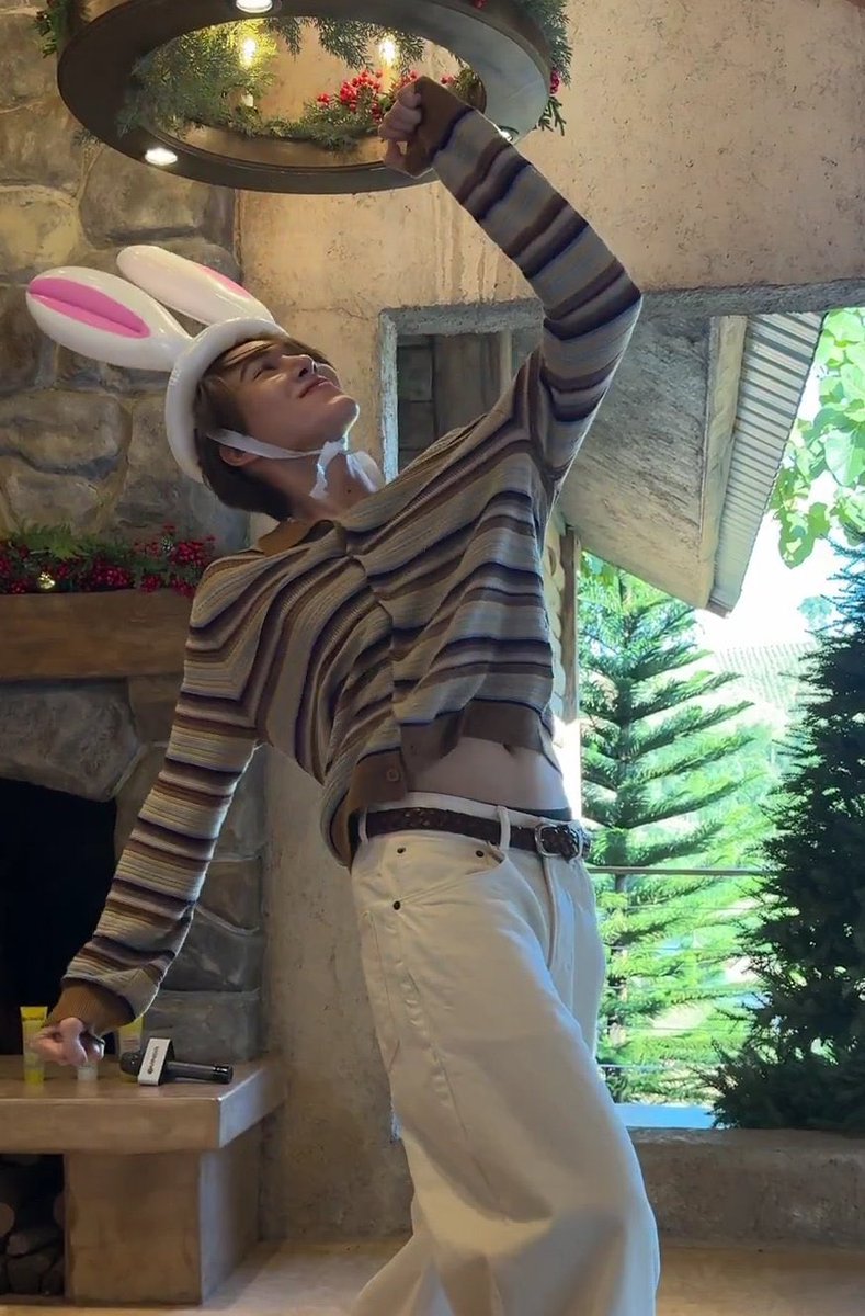 skynanislays's tweet photo. im actually losing my mind over how uke coded he is https://t.co/jNNfDf6PlK