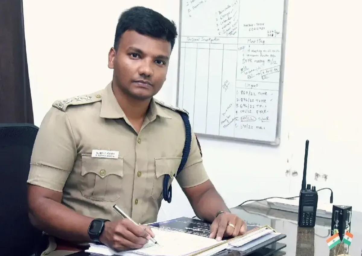 johnravi1972's tweet photo. சார் யார் தெரியுமா? 

டிஆர்பி ராஜா தூண்டுதலில் திருவிடைமருதூரில் இருந்து குஜராத் வரை போலிஸை அனுப்பிய அதே சார் தான், பெயர் டீஎஸ்பி ஜாபர் சாதிக்..

பல பெண்களுடன் தொடர்பு இருப்பதாகவும் தன்னை சித்ரவதை செய்வதாகவும் அவரது மனைவி அளித்த புகாரில் பணியிடை நீக்கம் செய்யப்பட்டார்…

மனைவி அளித்த வன்கொடுமை புகாரில்  சிபிசிஐடி போலீசாரால் நேற்றிரவு கைது செய்யப்பட்டார்…