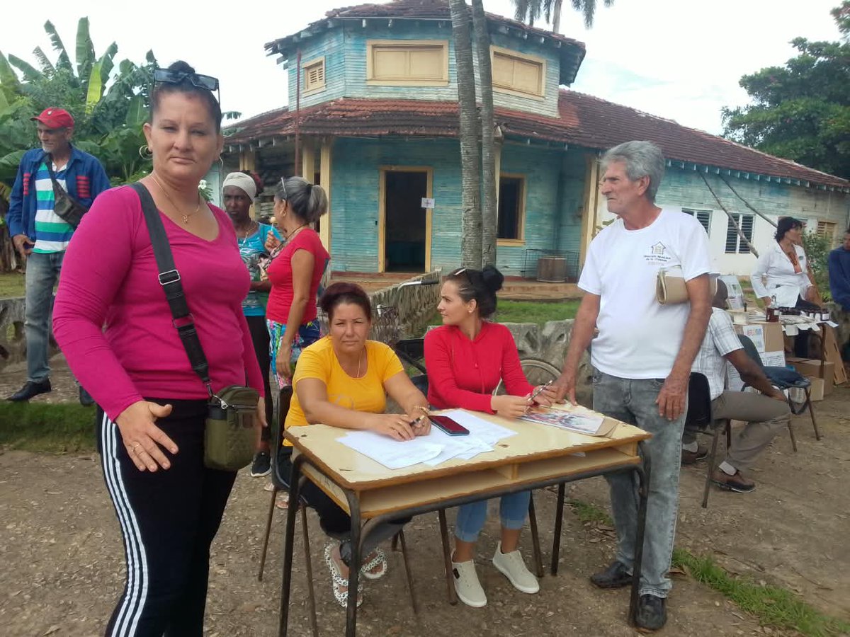 BabastroKatia's tweet photo. Se desarrolló en nuestro municipio el día de la defensa, presente en el mismo el gobernador #AlfreMenéndez, entre otros dirigentes del PCC y gobierno de la provincia.
#BoliviaPorLaPatria
#UniversidadCiegoDeÁvila
#filiauniversitariabolivia
@yurisbel2011 
@destacar https://t.co/Kv1ZK8qFcf
