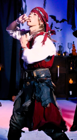 Sinsnse's tweet photo. Mrs.VAMP
末サマ①
セクシー流し目と、Love me,Kiss me,Kill me.
Kiss meで指を咥えるのは末サマだけ。 https://t.co/0lWtm34zI1