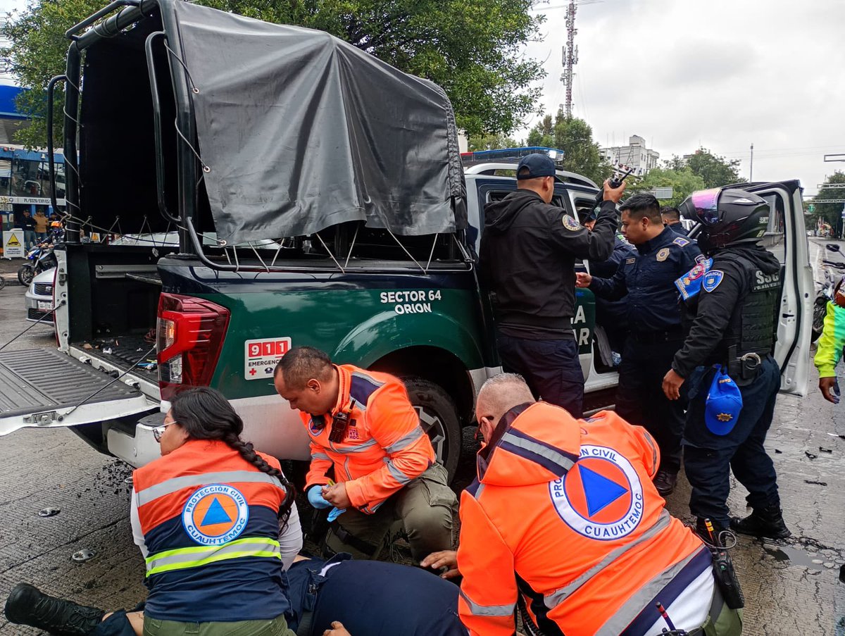 AlessandraRdlv's tweet photo. En la colonia San Rafael, dos individuos que presuntamente realizaron detonaciones de arma de fuego a bordo de una camioneta gris intentaron darse a la fuga.

Elementos de nuestra Policía Auxiliar de Blindar Cuauhtémoc les dieron seguimiento y lograron cerrarles el paso en la colonia Guerrero, donde se produjo una colisión que permitió la detención de ambos sujetos.

Durante la intervención, dos de nuestros policías resultaron lesionados y fueron trasladados al hospital por PC Cuauhtémoc.

Detrás de cada uniforme hay una persona, una familia y alguien dispuesto a arriesgarlo todo por proteger a nuestras vecinas y vecinos. A nuestros policías: gracias por no dar un paso atrás. Cuauhtémoc está con ustedes. ❤️‍🔥🛡️