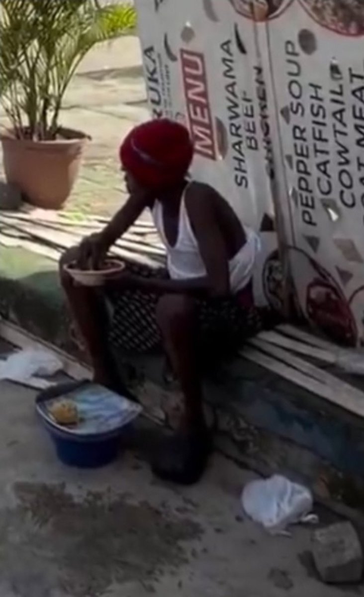 BIGVHEJOE's tweet photo. BREAKING: Kolu was spotted eating in the street of ibadan 💔😭 https://t.co/GmWRpxQYGY
