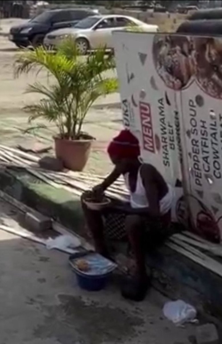 BIGVHEJOE's tweet photo. BREAKING: Kolu was spotted eating in the street of ibadan 💔😭 https://t.co/GmWRpxQYGY