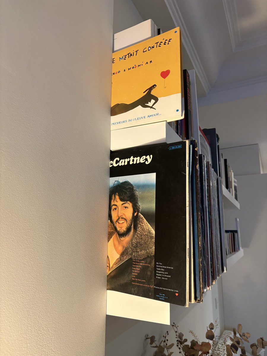 pablopgv's tweet photo. Paul McCartney sonríe por este lado de la estantería y Jane Birkin o Melody Nelson posa por el otro. Se asoma Miles Davies. Y delante una cassette, el Automatic, de los Jesus…Cuando ponga coherencia a la nueva estantería, aparecerán otros. https://t.co/T46LpnBV52