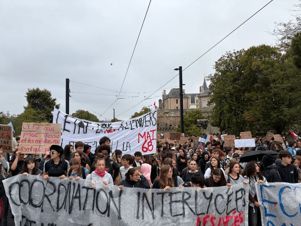 LFI_44's tweet photo. 🔴 Manifestation étudiante et lycéenne d'aujourd'hui à Nantes, + de 3 000, occupation de la fac et les lycées toujours bloqués !

L'acte 5 prévu mardi 13 octobre sera à nouveau une démonstration de force et un échec total pour ce gouvernement de satisfaire la jeunesse ! https://t.co/LEPezWzkTw