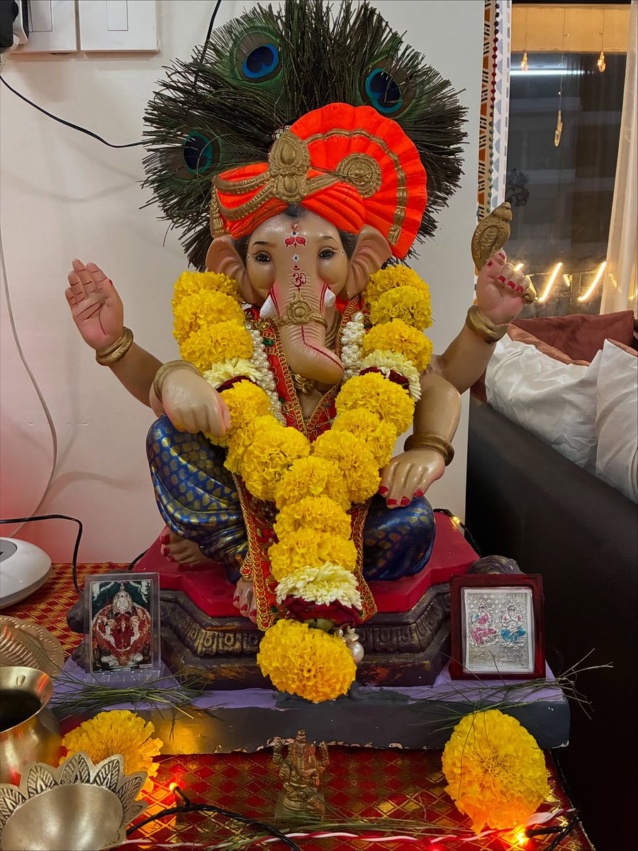 yohanfuentes30's tweet photo. Happy Diwali! Pyare Gannu, Bhai-Behen, puja, rangoli, baithak, happy place, green flags, whole day’s mehnat, aur itna khana ke baad the only shot we need. https://t.co/iQD5a6RaIg