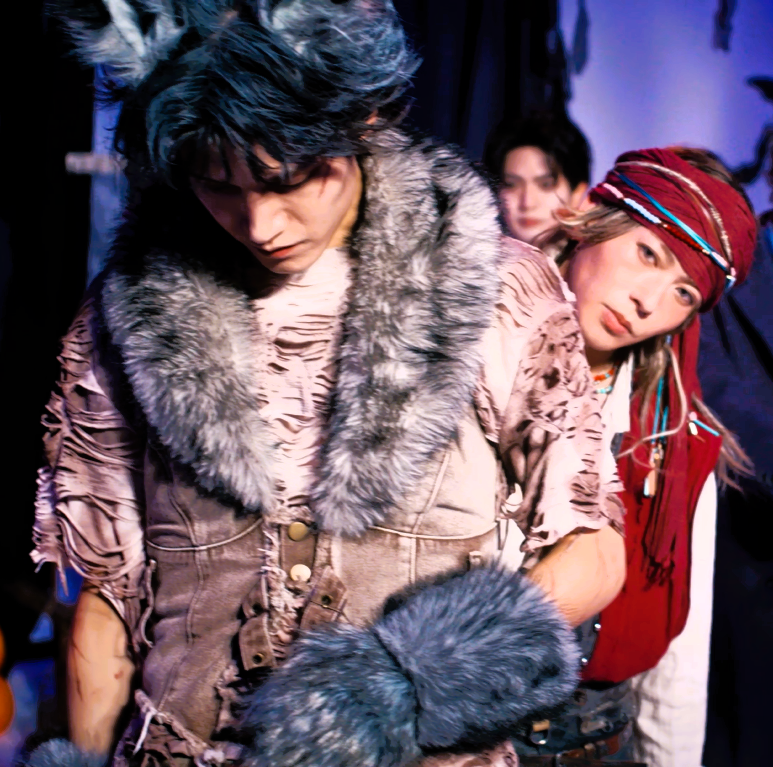 Sinsnse's tweet photo. Mrs.VAMP
さのすえ③
末サマメインのショットだけど、隣のサノくんがガチ狼の眼で凄くかっこいい。
サノくんからひょっこり末サマと、4枚目はラストのさのすえ。 https://t.co/Tchfg77C5x