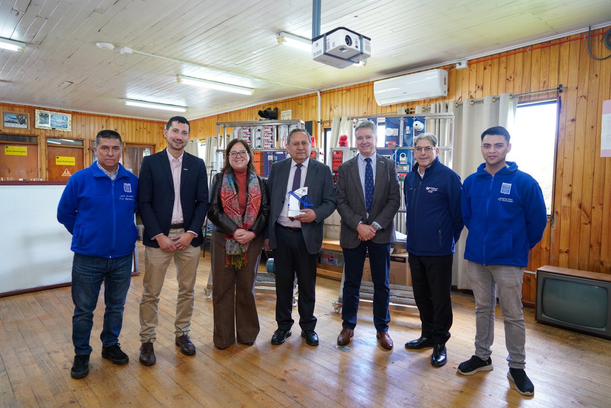 CChC_Chile's tweet photo. ¡Inauguramos una nueva Sala Construyo Mi Futuro en Villarrica! 🏫✨ En la Escuela Industrial San José, reafirmamos nuestro compromiso con la educación técnico-profesional entregando tecnología de vanguardia a los jóvenes de La Araucanía 💻🇨🇱 Junto a autoridades nacionales y regionales de la CChC, directivos del establecimiento y el alcalde de la comuna, dimos un paso concreto para conectar el aula con el desarrollo de la industria a través de notebooks, pantallas interactivas y plotters de última generación 🚀🏢