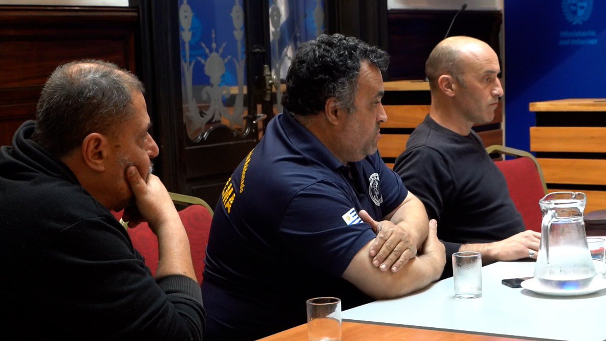 Minterioruy's tweet photo. El Ministro del Interior, Carlos Negro, junto al Subdirector General de Secretaría, Ruben Amato, se reunió con una delegación de la Coordinadora Nacional de Sindicatos Policiales de Uruguay. 

En la instancia se intercambió sobre aspectos vinculados a la realidad operativa y las condiciones para el desempeño de las funciones policiales. 

Se destacó la importancia de mantener un diálogo directo con los sindicatos, valorando el aporte de quienes conocen de primera mano la realidad policial.
