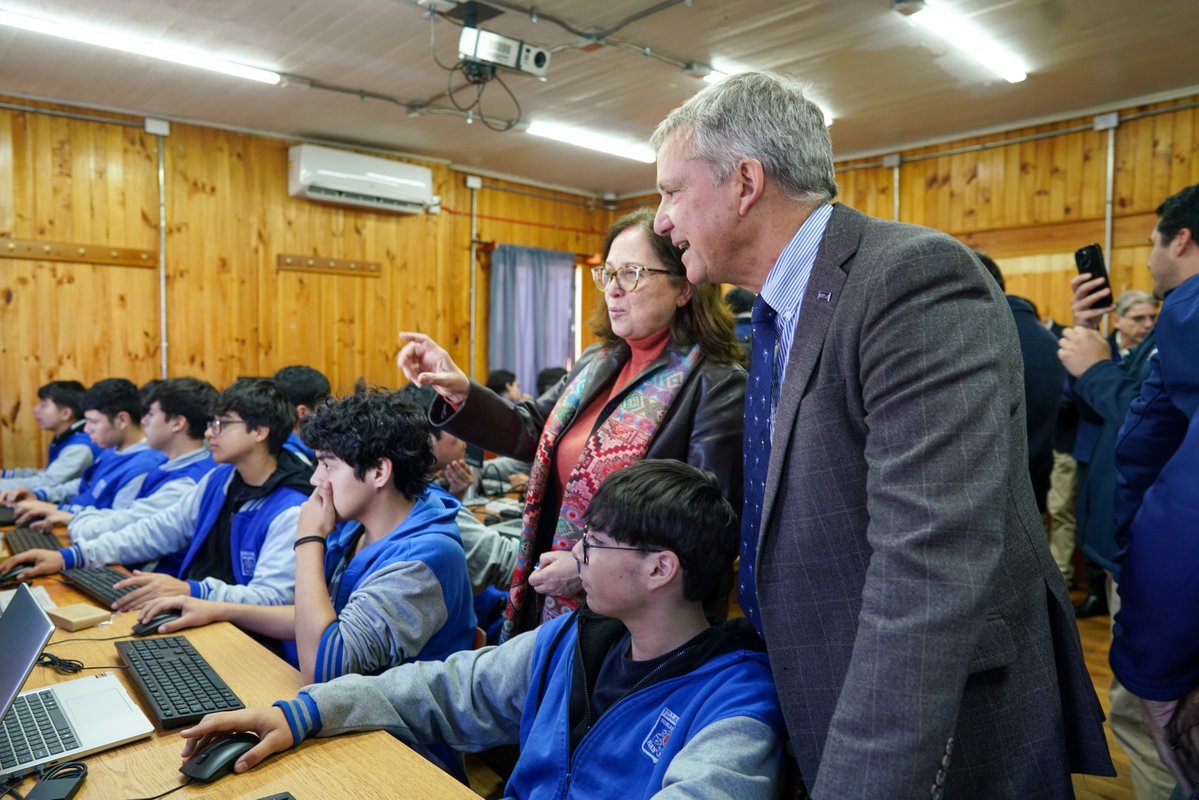 CChC_Chile's tweet photo. ¡Inauguramos una nueva Sala Construyo Mi Futuro en Villarrica! 🏫✨ En la Escuela Industrial San José, reafirmamos nuestro compromiso con la educación técnico-profesional entregando tecnología de vanguardia a los jóvenes de La Araucanía 💻🇨🇱 Junto a autoridades nacionales y regionales de la CChC, directivos del establecimiento y el alcalde de la comuna, dimos un paso concreto para conectar el aula con el desarrollo de la industria a través de notebooks, pantallas interactivas y plotters de última generación 🚀🏢