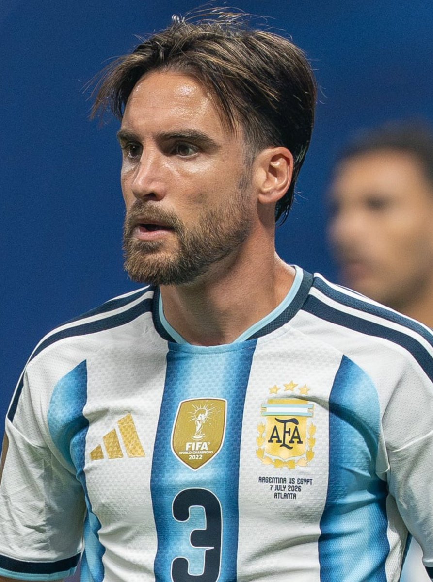 GallinaCossmica's tweet photo. El primer jugador que se le anima al mafioso y corrupto que hoy maneja la AFA. Espero que sea un efecto dominó y que los demás jugadores de la selección salgan a poner los huevos arriba de la mesa. Ahora que se fue Messi es el momento perfecto para dar el golpe. Hay que ver quiénes acompañan a Tagliafico y salen a hablar o quiénes son cómplices de este desastre y agachan la cabeza.