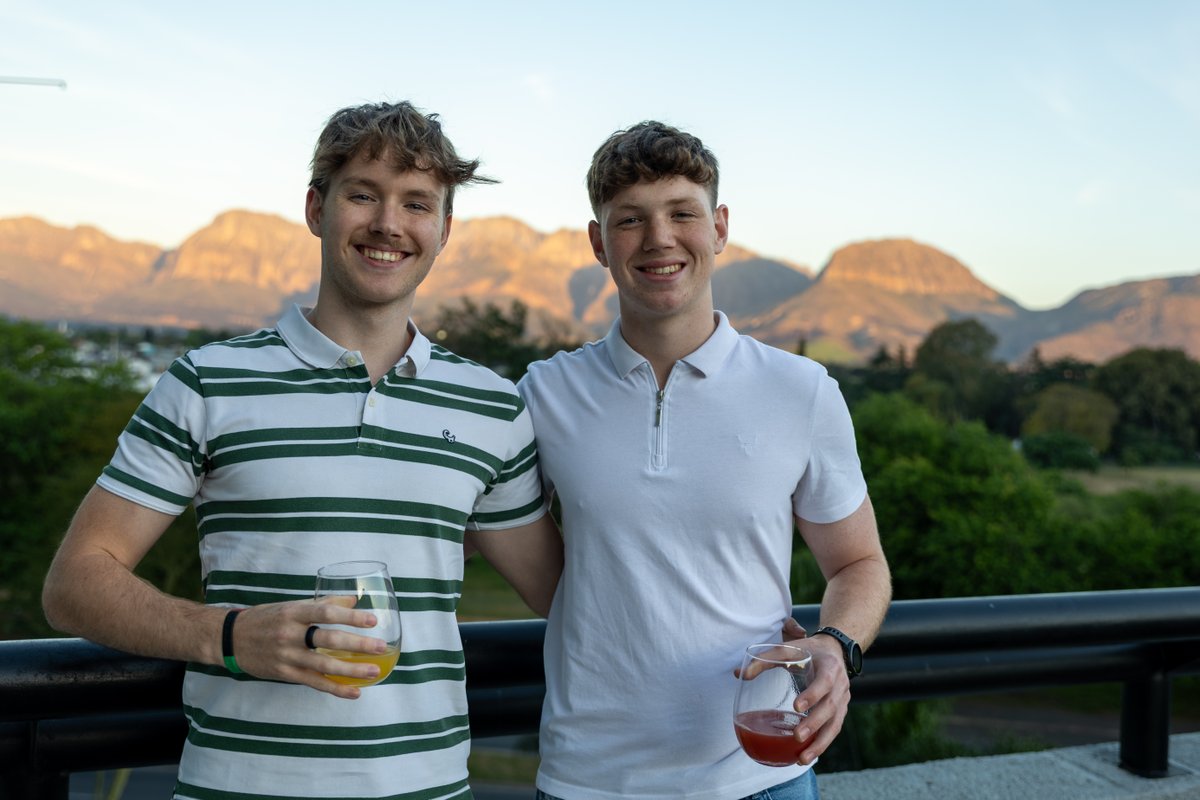 OnsAkademia's tweet photo. In ŉ oogwink staan finalejaar-Fonties aan die einde van hulle studiereis. Dié nauurse afstandstudente in die Paarl en omliggende omgewing het saam met alumni die afsluiting van hulle studiereis gevier. 

#MyAkademiaPaarl #Fonties https://t.co/mUAuXRtDjW