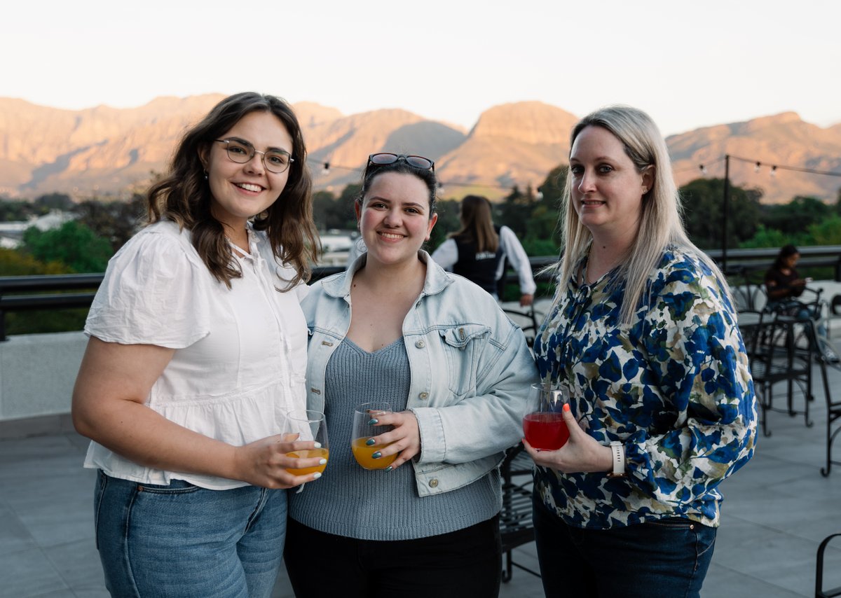 OnsAkademia's tweet photo. In ŉ oogwink staan finalejaar-Fonties aan die einde van hulle studiereis. Dié nauurse afstandstudente in die Paarl en omliggende omgewing het saam met alumni die afsluiting van hulle studiereis gevier. 

#MyAkademiaPaarl #Fonties https://t.co/mUAuXRtDjW