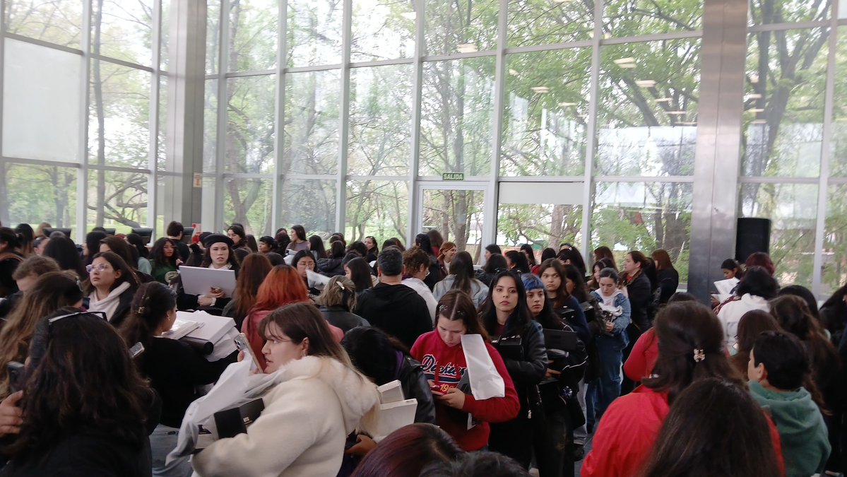 thvjjkoo's tweet photo. te parecen bien 47 metros de fila? 💜 https://t.co/L3t3j9aIbv