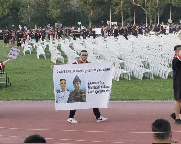 ozguradamm1's tweet photo. ODTÜ mezuniyet geçidinde 15 Temmuz’da vahşice katledilen askeri öğrenciler anılmıştı: “Omuzuna yıldız takacakken gökyüzüne yıldız oldular”

AskeriÖğrenciye Adalet https://t.co/vhxGvwwMwq